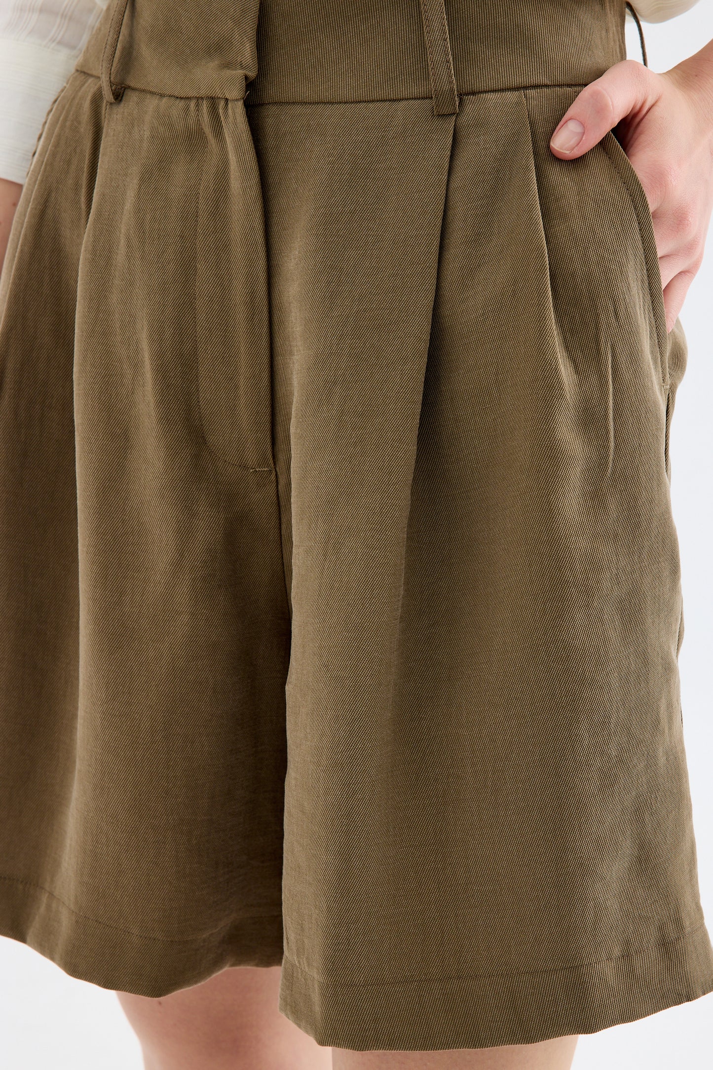 Lucan Single Pleat Lyocell Shorts - Khaki